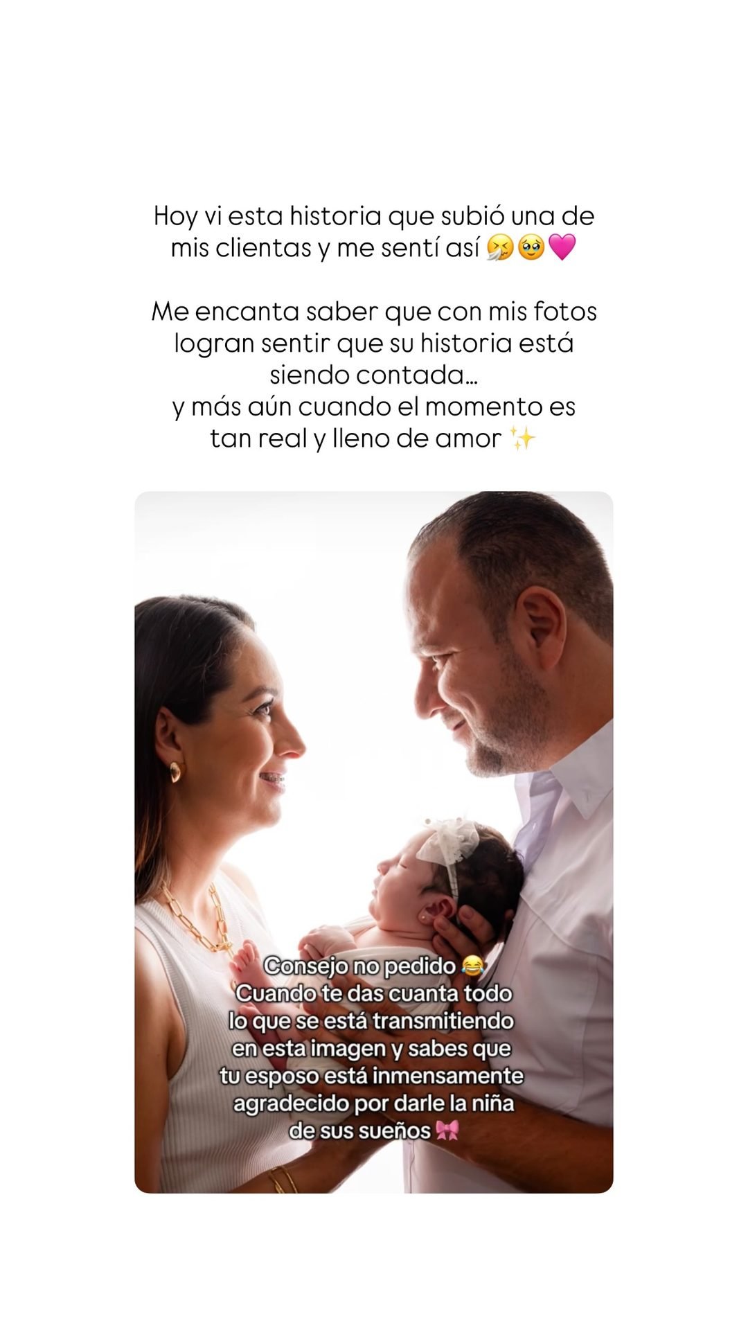Sesión newborn en blanco y negro, papás con su bebé recién nacida