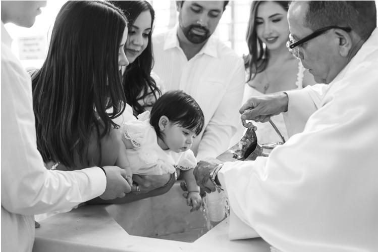 familia acompañando al bebé en el momento del bautizo