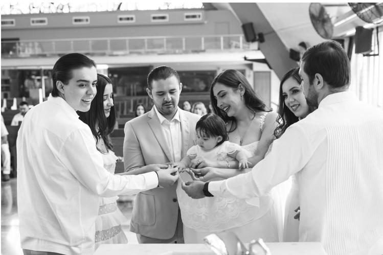 ceremonia de bautizo con familia y sacerdote en el altar