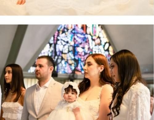 familia junto al bebé durante la misa de bautizo