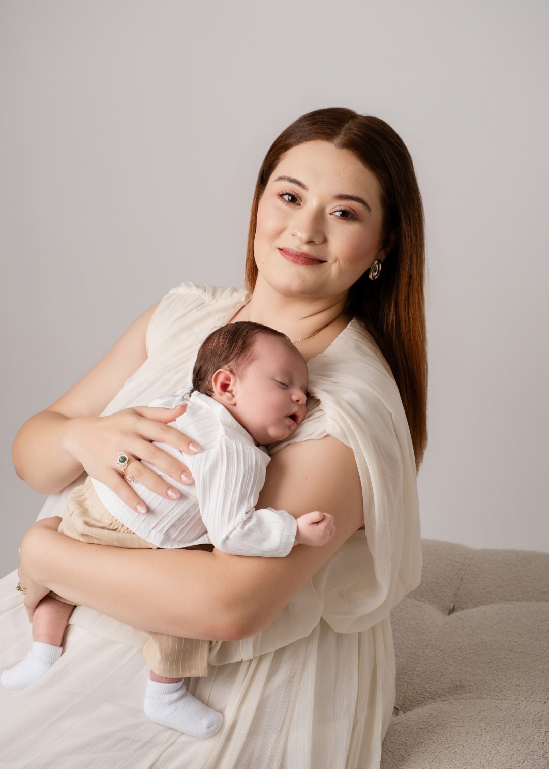 mamá abrazando a su bebé recién nacido con ternura